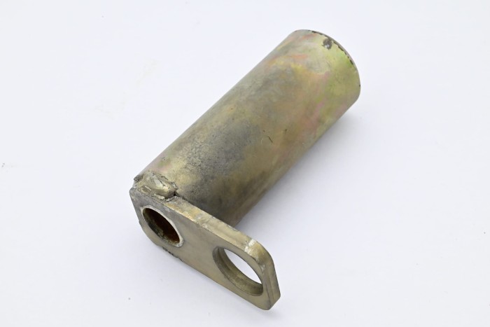 Sworzeń siłownika pochyłu Nissan L01 /maszt/